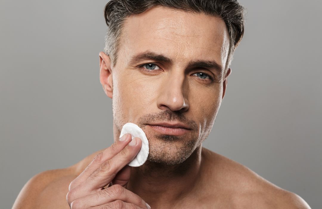 Cremas y sérums faciales antiedad para hombre