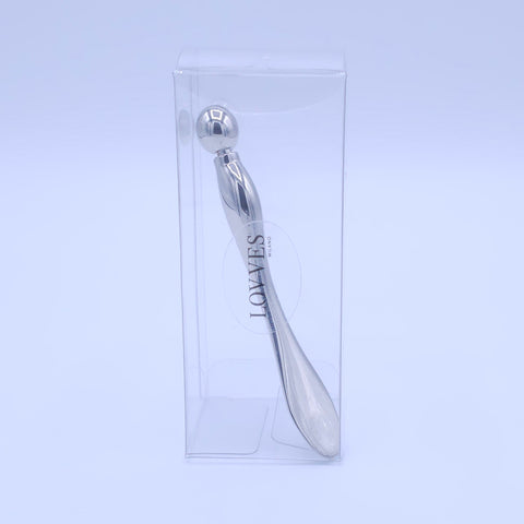 Cosmetic spatula equipped with ball for face and eye contour massage